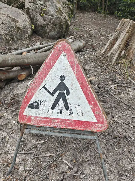 bir yol trafik tabelası, yol inşaatı ve trafik altyapısı