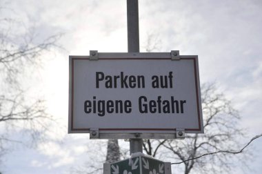 Beyaz P harfli bir park yeri tabelası.