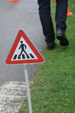 Yaya geçidi tabelası ya da caddedeki yol tabelası