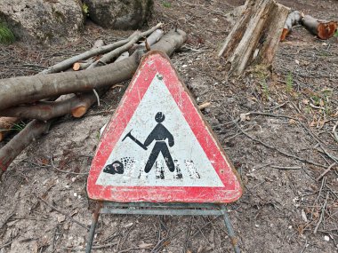 İnşaat alanında inşaat işçisi, inşaat sektöründe çalışan.