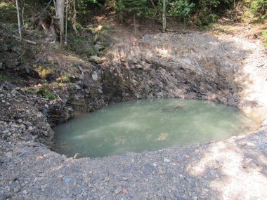 Gölet su toplamak ve hasat etmek için temel bir sistemdir.