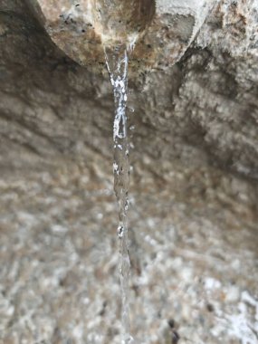 Suyun akış yüzeyindeki sıvı desenler ve dokular