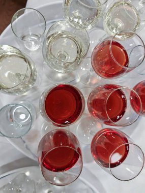 Alkollü bir içecek.