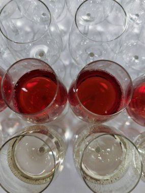 Alkollü bir içecek.