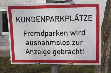 Beyaz P harfli mavi özel park yeri tabelası.