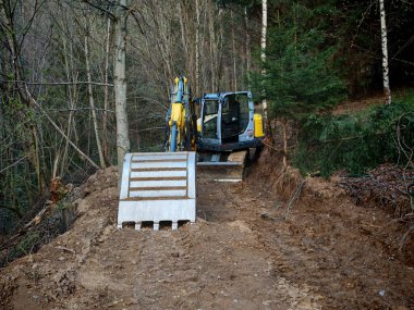 İnşaat alanında kazıcı, toprak işçiliği ve inşaat projesi için ağır makineler.