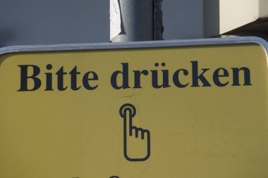 Caddedeki yaya trafik ışığı, yol kullanıcıları için görsel sinyal