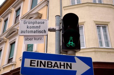 Caddedeki yeşil yaya trafik ışığı, yol kullanıcıları için görsel sinyal