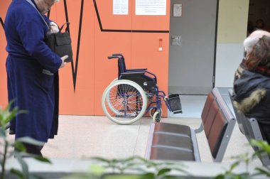 Tekerlekli sandalye sembolü, engelliler için hareketlilik ve ulaşılabilirlik