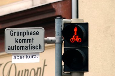 Caddedeki kırmızı yaya trafik ışığı, yol kullanıcıları için görsel sinyal