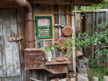 Günümüz modern ahşap evi, bir sonbahar günü açık ahşap renginde.