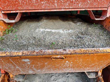 Kum yaygın bir yapı malzemesidir.