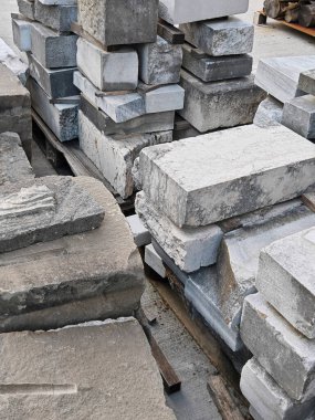 Taşlar inşaat sektöründe popüler bir yapı malzemesi olarak kullanılıyor.