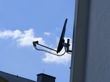 radyo dalgaları almak için parabolik anten ya da uydu anteni