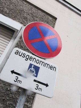 Tekerlekli sandalye resimli engelli ya da engelli park yeri trafik tabelası