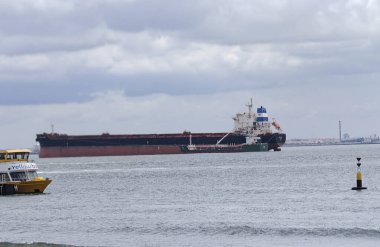 bir kargo gemisi ya da taşıyıcı. Suda taşımacılık ve hareketlilik için.