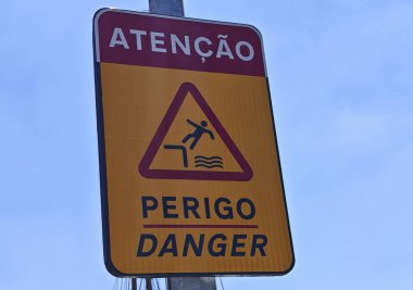 Limandaki ya da limandaki tehlikeler, uyarı olarak imzalayın ve kaza önleme için