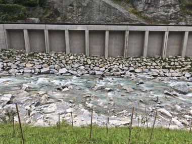 Nehir düzenlemesi ve nehir kıyısındaki kalkınma, inşaat ve inşaat doğada