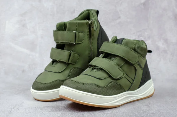 Стильная Полусезонная Мужская Обувь Бетонном Фоне Зеленые Мужские Сапоги — стоковое фото