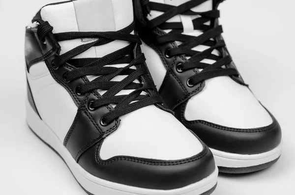 Стильные Кроссовки Рекламы Обувного Магазина Черно Белые Кроссовки Белом Фоне — стоковое фото