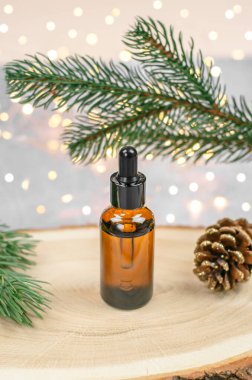 Kozmetik ve vücut bakımı. Noel arkaplanına bir şişe yağ ya da serum. Noel satışları için boş.