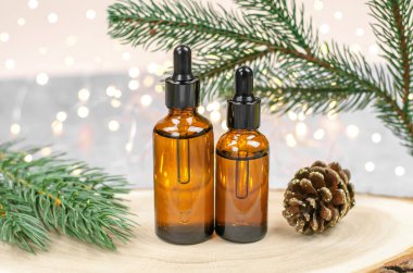 Kozmetik ve vücut bakımı. Noel arkaplanına bir şişe yağ ya da serum. Noel satışları için boş.