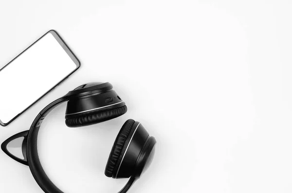 Wireless Headphones Smartphone White Background Copy Space — Stock Photo, Image
