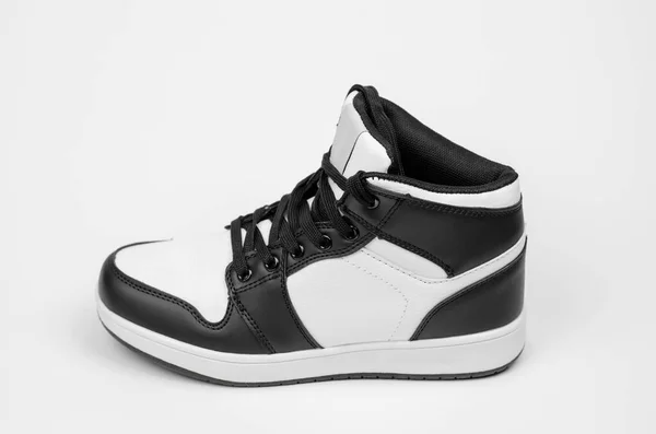 Sneaker Λευκό Φόντο Κομψά Νέα Αθλητικά Παπούτσια Για Διαφήμιση Κατάστημα — Φωτογραφία Αρχείου