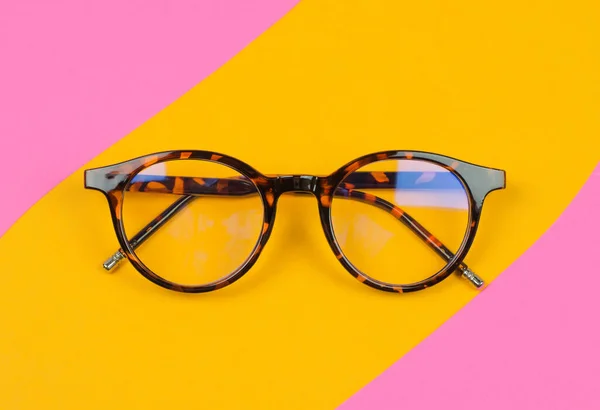 Stylowe Okulary Kolorze Lamparta Kolorowym Tle — Zdjęcie stockowe