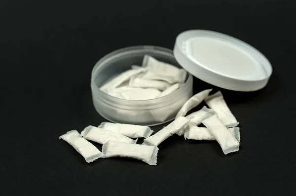 İsveç kesesi. Siyah arkaplanda snus olan kutuyu aç.
