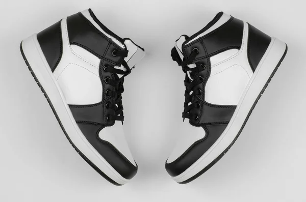 Schwarz Weiße Turnschuhe Auf Weißem Hintergrund Draufsicht Stylische Neue Sneaker — Stockfoto