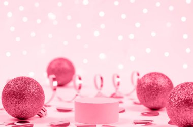 Beyaz şenlik arka planında ürün tanıtımı için bej rengi kaide. Kozmetik ürünleri sergilemek için Noel sahnesi. Yeni yıl dekorlu podyum, kırmızı toplar, konfeti ve çelenk ışıkları