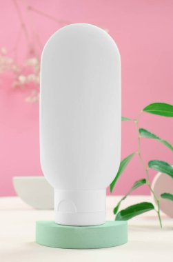 Nemlendirici ve vücut losyonu için doğal kozmetik ürünleri. Tahta bir kürsüde beyaz plastik tüp