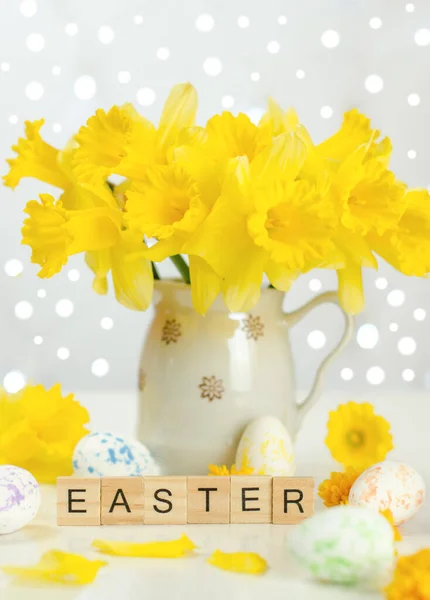 Słowo Wielkanoc Drewnianych Kostkach Wielkanocny Skład Bukiet Kwiat Kolorowy Jajko — Zdjęcie stockowe