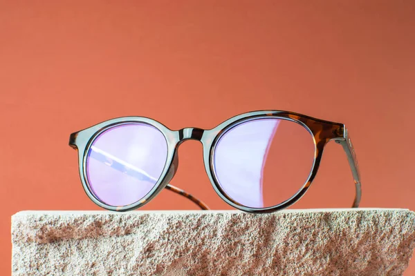 Brillen Stilvolle Damenbrille Leopardenfarbe Auf Einem Podium Aus Naturstein Accessoires — Stockfoto