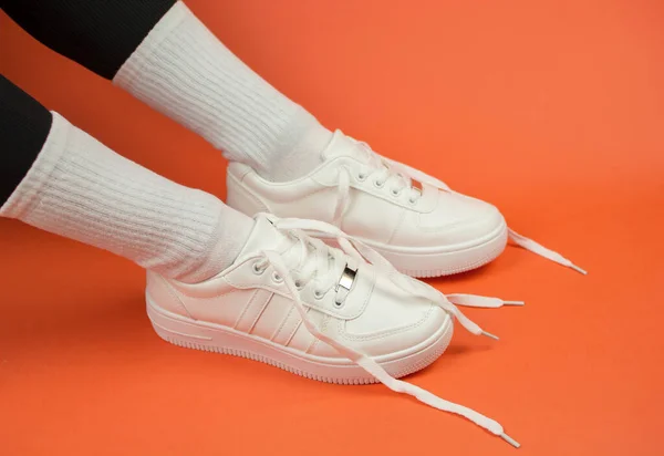 Bağcıkları Çözülmüş Şık Beyaz Spor Ayakkabılı Kadın Bacakları Turuncu Arka — Stok fotoğraf