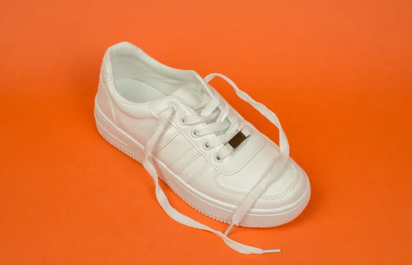 Кросівки Помаранчевому Тлі Стильні Білі Кросівки Реклами Магазину Взуття — стокове фото