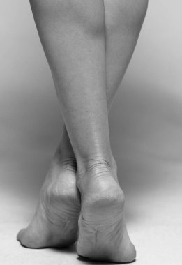 Topuklu deri kuru ve çatlamış. Topuklu ayakkabılar, yakın plan..