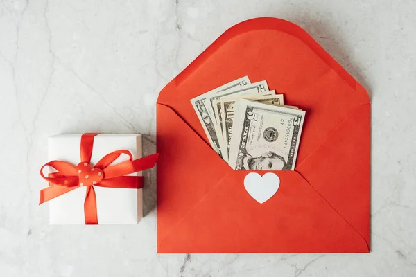 Üzerinde Dolar Banknotları Olan Kırmızı Kağıt Bir Zarf Üzerinde Sevgililer Telifsiz Stok Imajlar
