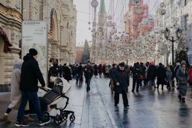 MOSCOW, RUSSIA - 01.07.2022 Moskova caddesinde Noel zamanı ışıklarla süslenmiş. 