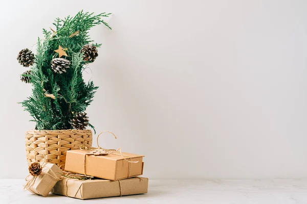 Tvůrčí Přírodní Miniaturní Vánoční Stromek Květináči Dřevěném Stole Dárkovými Krabicemi — Stock fotografie