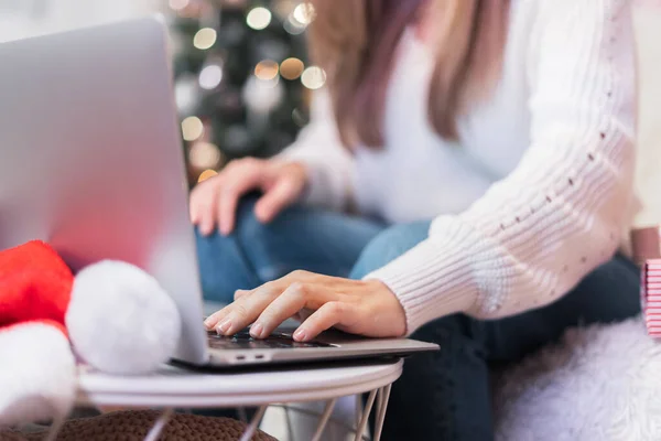 Zamknij Kobiece Ręce Pisząc Laptopie Online Wiadomości Zakupy Online Święta — Zdjęcie stockowe