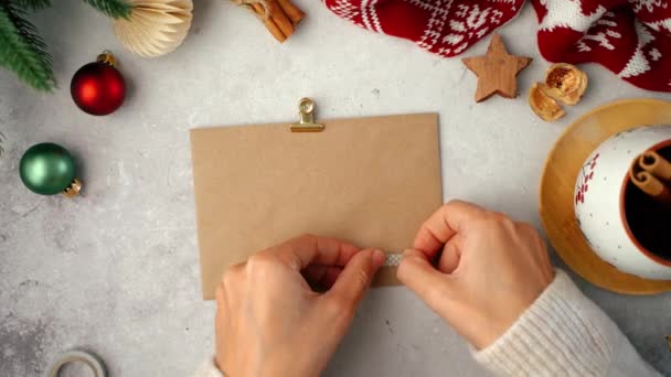 Mulher Mãos Suéter Escrevendo Cartão Envelop Branco Colocação Plana Fundo — Vídeo de Stock