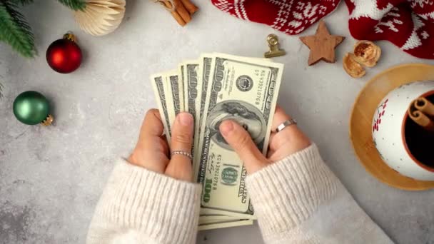 女孩数着美元的钞票 头像女孩数着圣诞礼物 女人的手在做预算 估计购物的资金余额 女性会计师纳税 — 图库视频影像