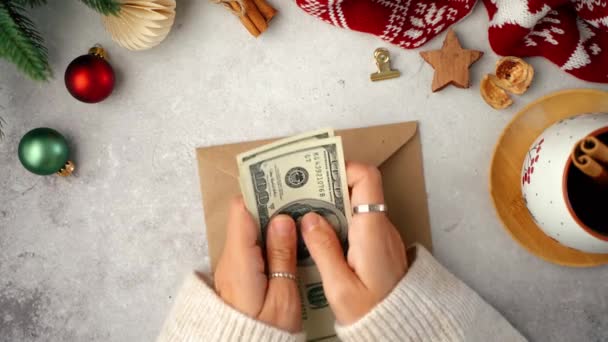 女孩数着美元钞票 包裹在信封里 头像女孩数着圣诞礼物 女人的手在做预算 估计购物的资金余额 女性会计师纳税 — 图库视频影像