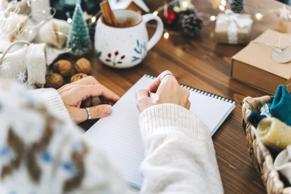크리스마스 메모지에 여자가 잡는다 기사보기 성탄절에는 여학생 노트북으로 목표로 크리스마스 로열티 프리 스톡 사진