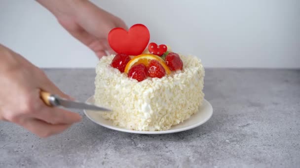 Valentines Day Cake Heart Shape Fruits Strawberries Birthday Cake Celebration — Wideo stockowe