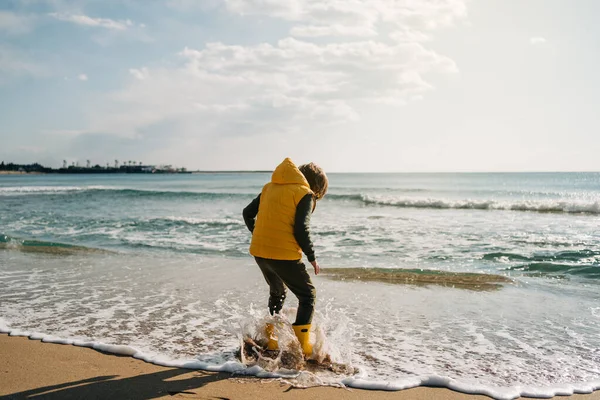 Junge Gelben Gummistiefeln Spielen Mit Sand Strand Schulkind Beim Berühren — Stockfoto