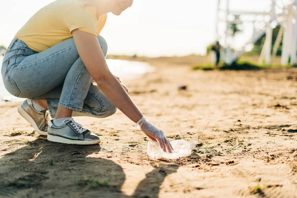 Young Female Volunteer Satisfied Picking Trash Plastic Bottles Coffee Cups — Stock Photo, Image