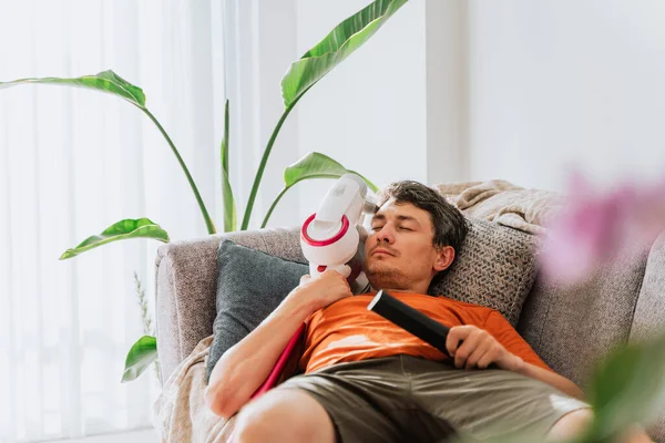 Homem Cansado Dormindo Sofá Depois Limpar Casa Segurando Controle Remoto — Fotografia de Stock
